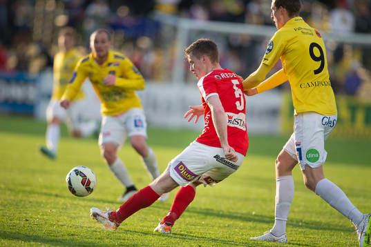 Kalmars Viktor Agardius spelar bollen, Falkenbergs Gustaf