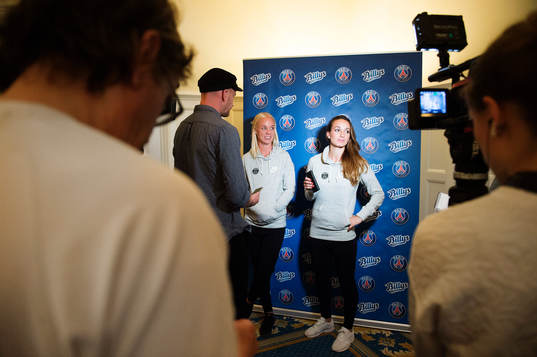 s Caroline Seger och Kosovare Asllani pratar med media
