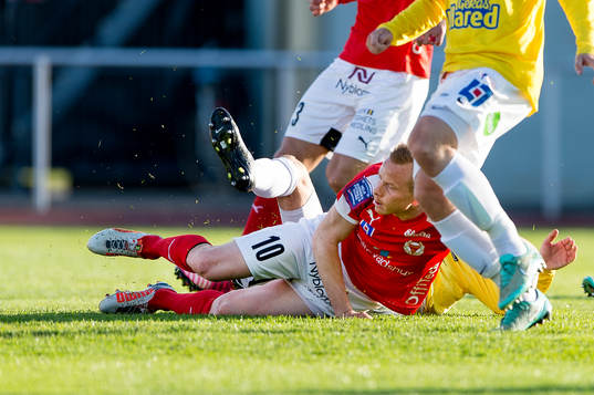 Kalmars Tobias Eriksson slänger sig fram och stöter in 0-1