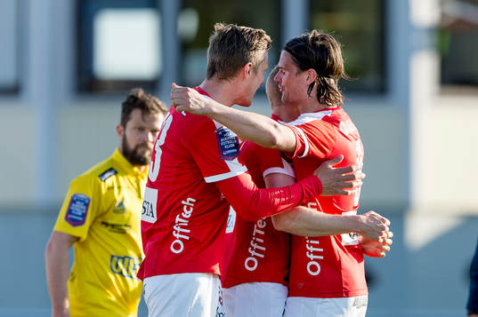 Kalmars Tobias Eriksson jublar med medspelarna