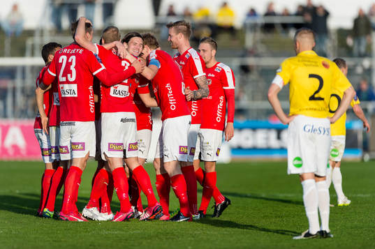 Kalmars Marcus Antonsson i mitten jublar