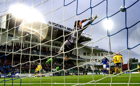Elfsborgs målvakt Kevin Stuhr Ellegaard räddar