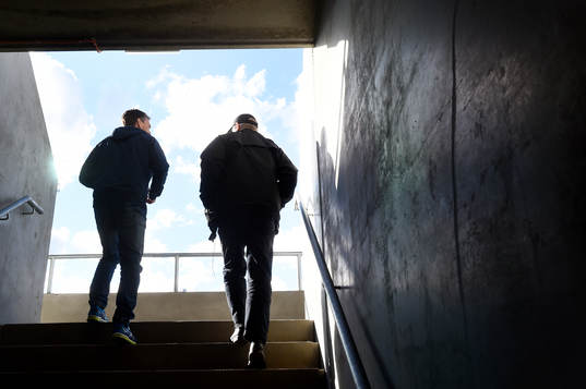 Besökare på väg till läktarplatserna inne på