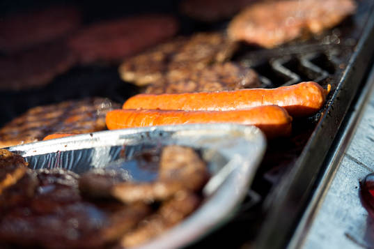 Korv på grillen före fotbollsmatchen i Superettan mellan