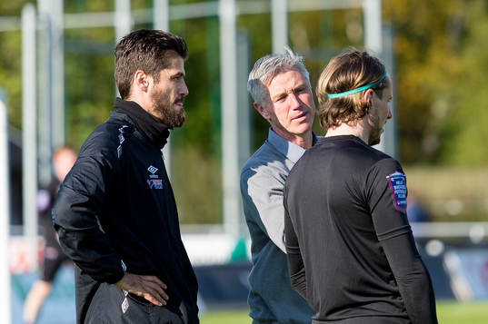 Varbergs tränare Jörgen Wålemark ger instruktioner till