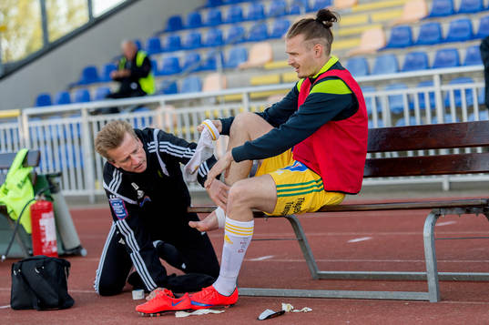 Ljungskiles Jonas Lindberg blir tejpad före
