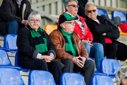 Varbergs supportrar på läktaren före fotbollsmatchen i