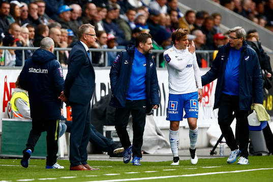 Norrköpings Christoffer Nyman lämnar planen skadad