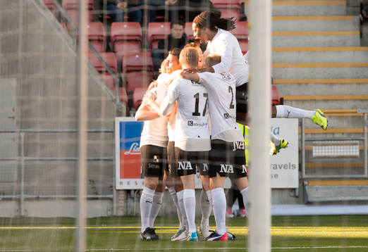 Örebros Daniel Gustavsson gör 1-0 och jublar med de andra