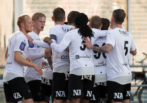 Örebros Eidur Aron Sigurbjörnsson gör mål 2-0 och jublar