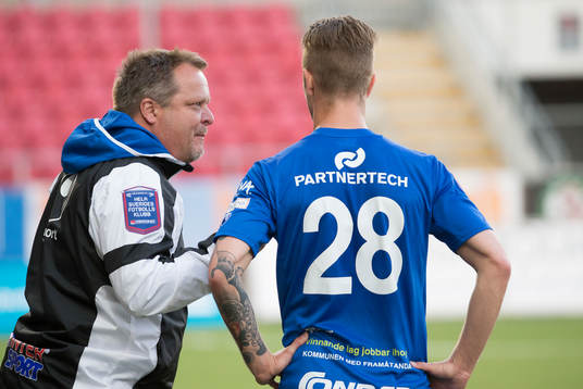 Åtvidabergs tränare Roar Hansen pratar med Martin