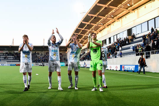 Gefles spelare jublar