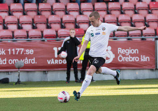 Örebros Daniel Gustavsson sekunden innan han gör 1-0