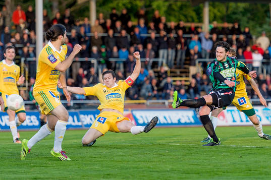 Varbergs Robin Tranberg skjuter mot en täckande Hannes