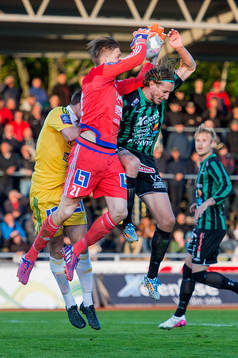 Ljungskiles målvakt Jonathan Johansson plockar ner bollen