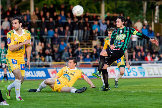 Varbergs Robin Tranberg skjuter mot en täckande Hannes