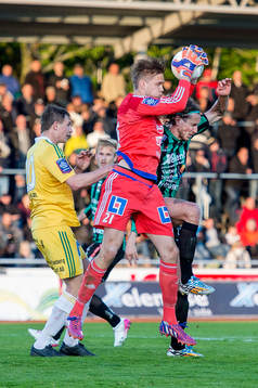 Ljungskiles målvakt Jonathan Johansson plockar ner bollen