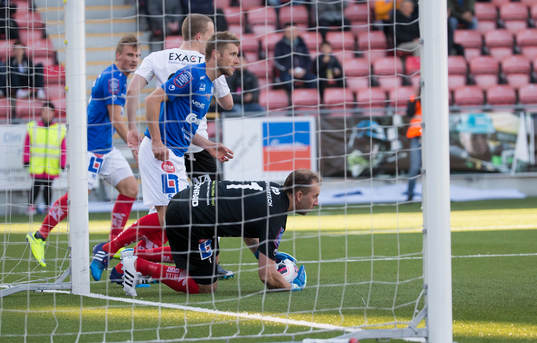 Åtvidabergs målvakt Henrik Gustavsson räddar