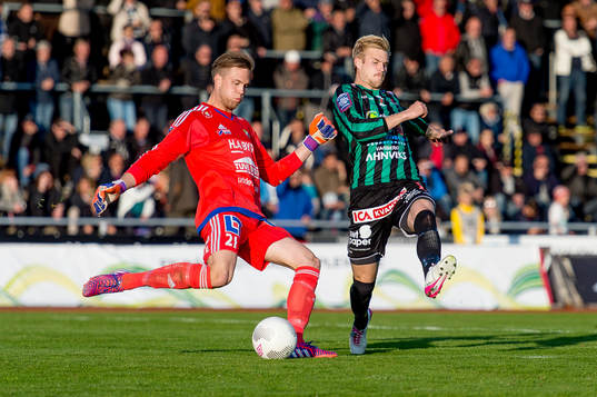 Ljungskiles målvakt Jonathan Johansson och Varbergs Mats