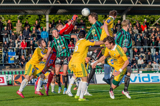 Varbergs Peter Nyström nickar mot mål