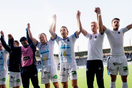Gefles Johan Oremo ,m, jublar med lagkamraterna