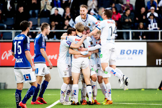 Gefles David Fällman jublar med lagkamraterna