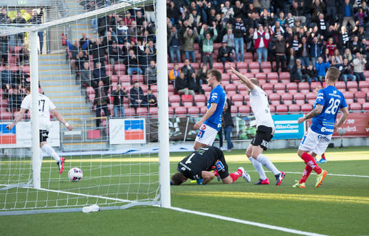 Åtvidabergs målvakt Henrik Gustavsson tappar bollen och