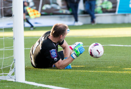 Åtvidabergs målvakt Henrik Gustavsson tappar bollen och