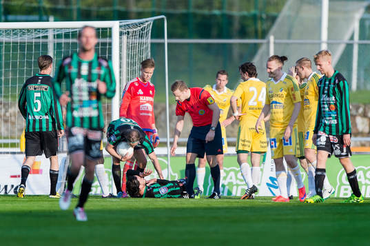 Varbergs Robin Tranberg får en smäll av Ljungskiles