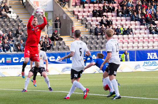 Örebros målvakt Oscar Jansson räddar