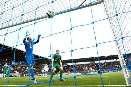 Hammarbys målvakt Johannes Hopf ser bollen gå in