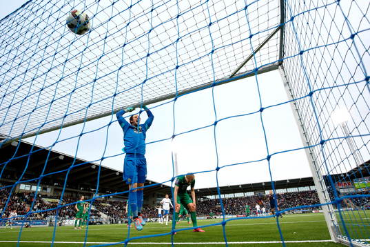 Hammarbys målvakt Johannes Hopf reagerar