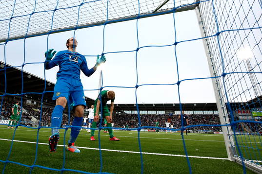 Hammarbys målvakt Johannes Hopf deppar
