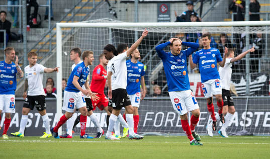 Åtvidabergs spelare Martin Christensen deppar när målet