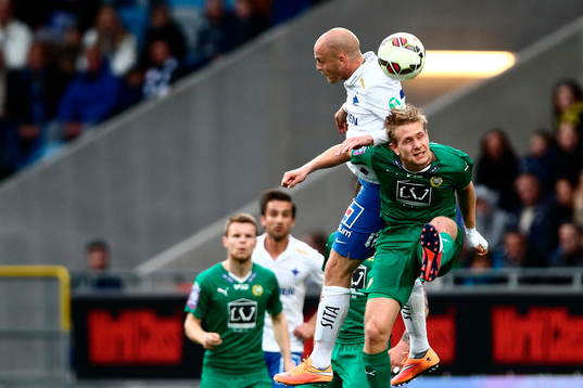 Norrköpings Daniel Sjölund i nickduell med Hammarbyspelare