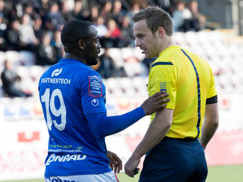 Åtvidabergs John Owoeri har något att säga till domare