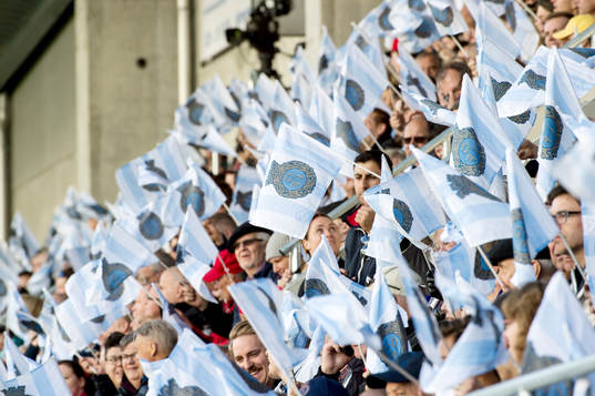 Supportrar med flaggor före fotbollsmatchen i Allsvenskan