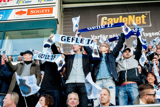 Supportrar med halsdukar före fotbollsmatchen i