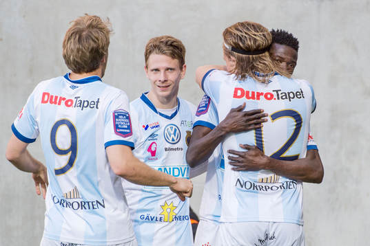 Gefles Johan Bertilsson och Dioh Williams jublar