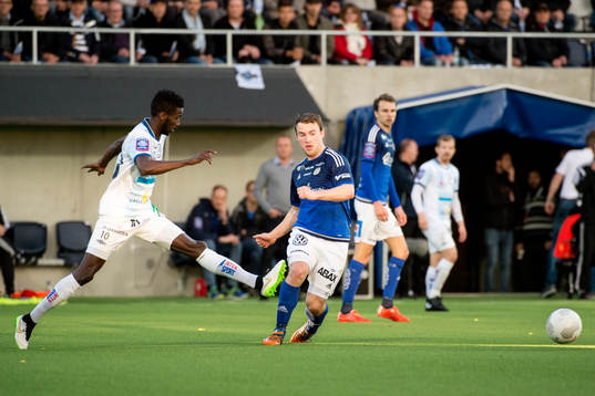 Gefles Dioh Williams försöker blockera skott från