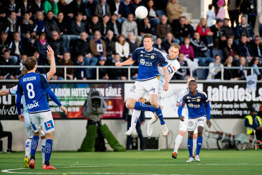 Sundsvalls Johan Eklund och Gefles David Fällman i en