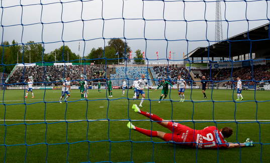 Räddning av Norrköpings målvakt David Mitov Nilsson