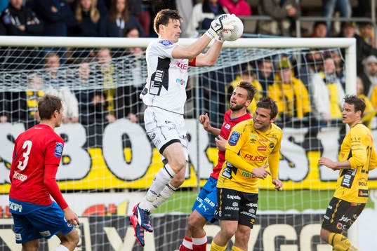 Elfsborgs målvakt Kevin Stuhr - Ellegaard tar ner ett