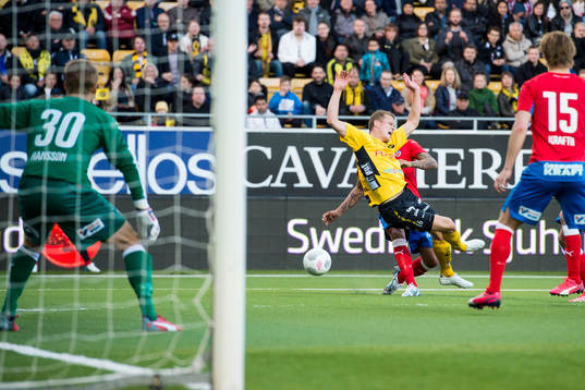 Elfsborgs Per Frick fälls i straffområdet av Helsingborgs