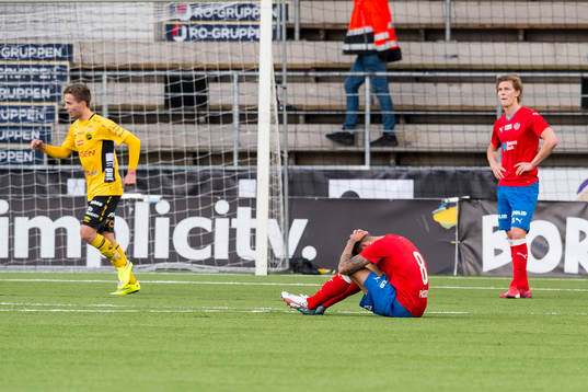 Helsingborgs Victor Palsson och Emil Krafth  deppar