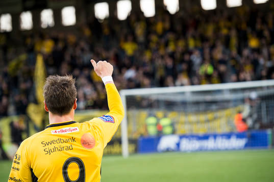 Elfsborgs Lasse Nilsson (rygg mot kameran) gör tummen upp