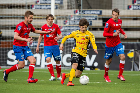 Elfsborgs Arber Zeneli omringad av Helsingborgs Johan