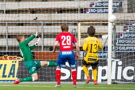 Elfsborgs Arber Zeneli skjuter utanför