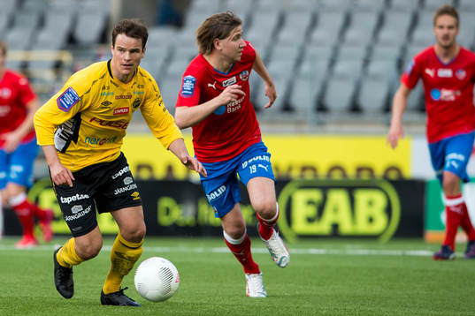 Elfsborgs Henning Hauger med Helsingborgs Darijan Bojanic i