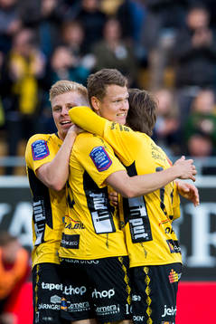 Elfsborgs Viktor Claesson gratuleras